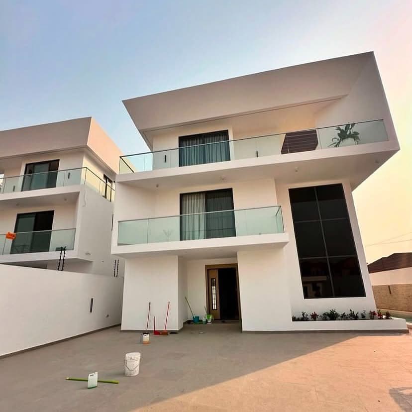 Luxury 4 bedroom house with pool